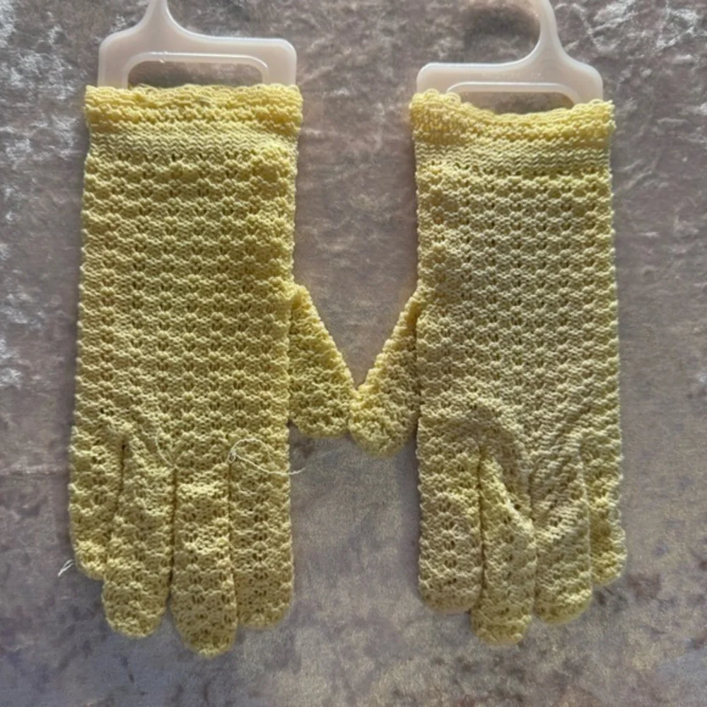 Vintage women’s yellow gloves.